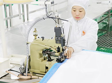 雙針縫紉機(jī)80臺(tái)（一次雙針雙線縫紉，自動(dòng)熱熔切線，杜絕散絲線頭，保證成品清潔度）